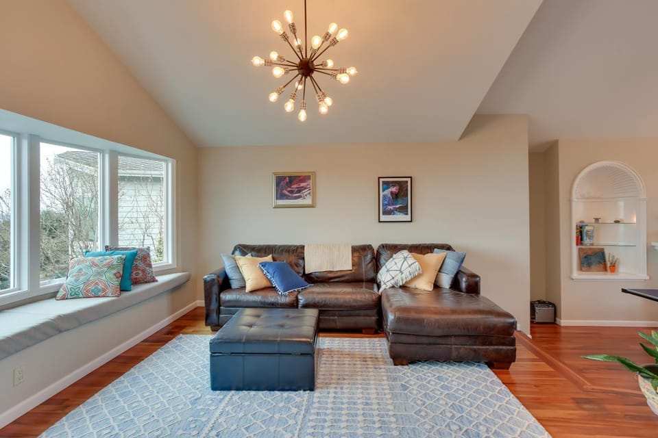 Washington Vacation Rental with Hot Tub Near Tacoma House in University Place