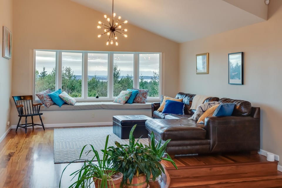 Washington Vacation Rental with Hot Tub Near Tacoma House in University Place