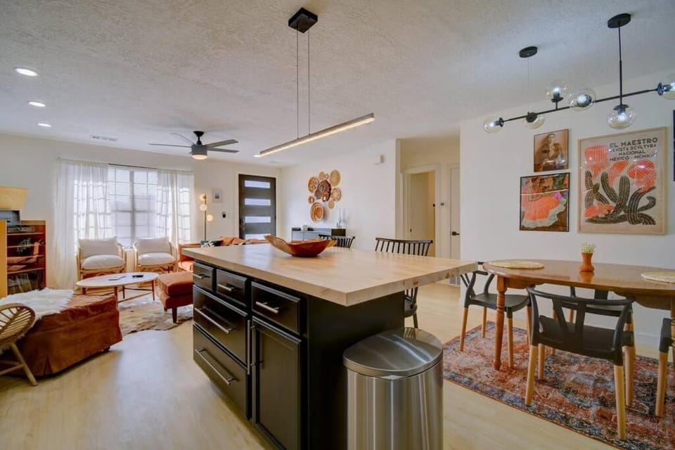 Prickly Pear at Cactus Flower-Private HOT TUB-Pet Friendly-No Pet Fees! House in Albuquerque