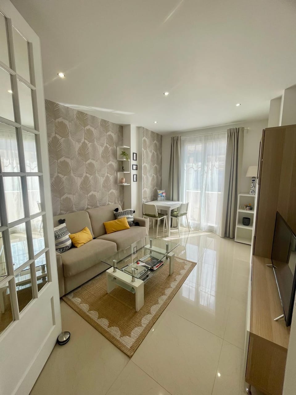 TV and multimedia, Living room, Seating area, Dining area