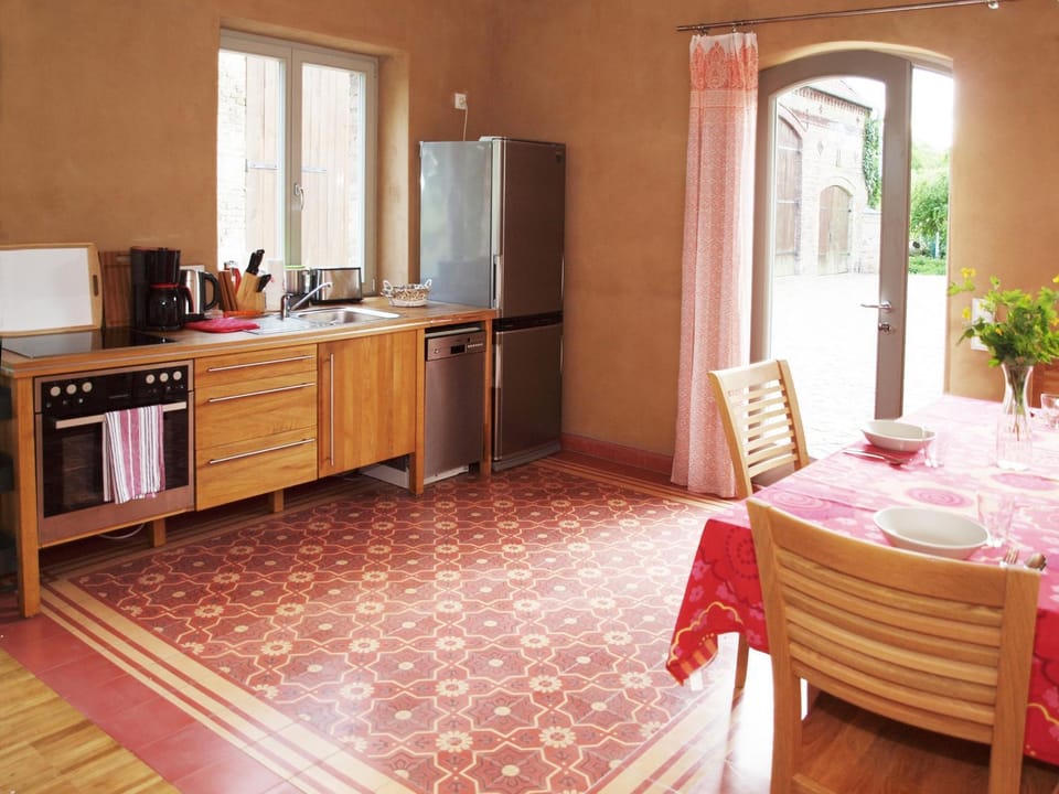 Kitchen or kitchenette, Dining area