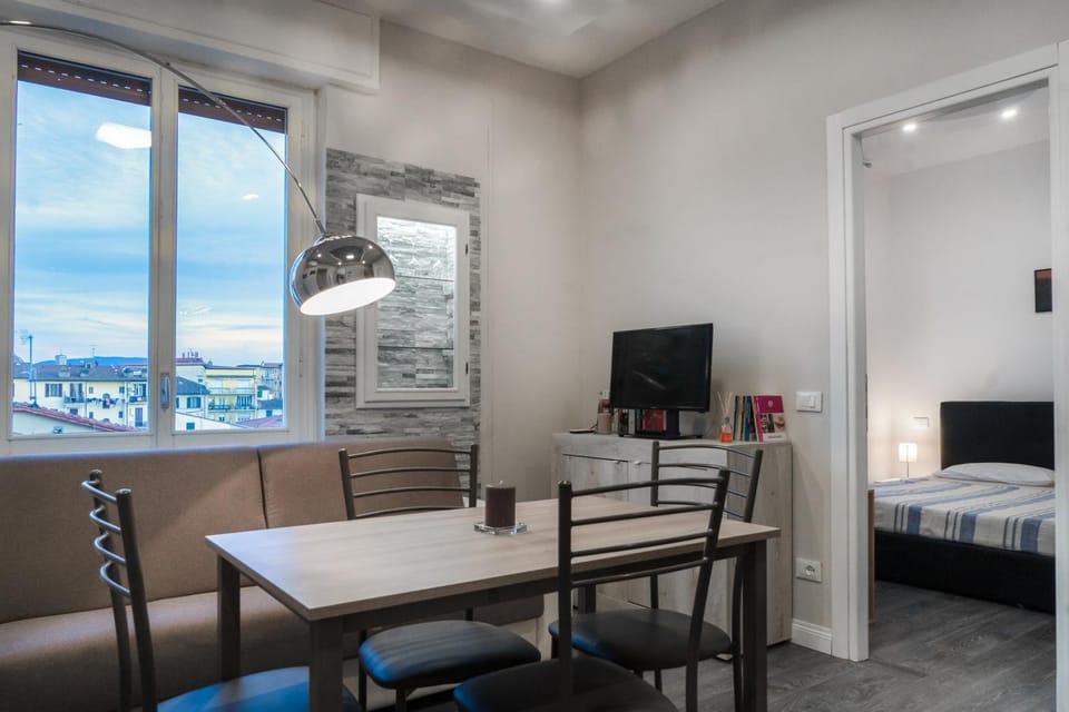 Bed, TV and multimedia, Living room, Seating area, Dining area