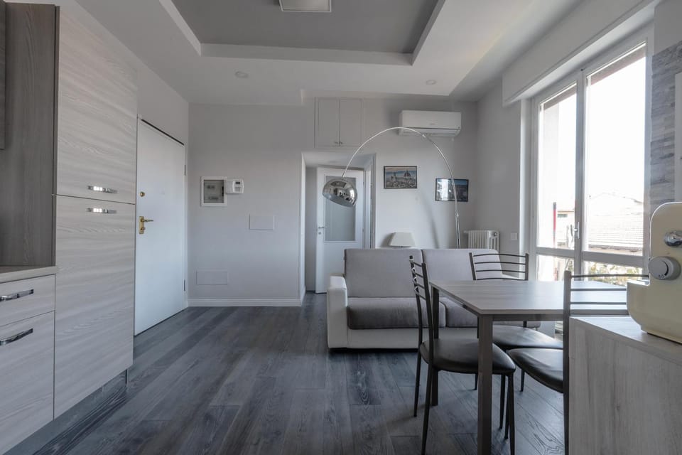 TV and multimedia, Kitchen or kitchenette, Living room, Seating area, Dining area, air conditioner