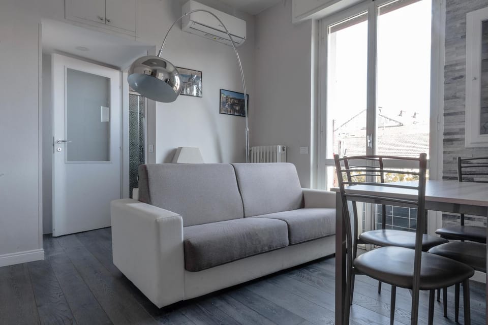 TV and multimedia, Living room, Seating area, Dining area, air conditioner