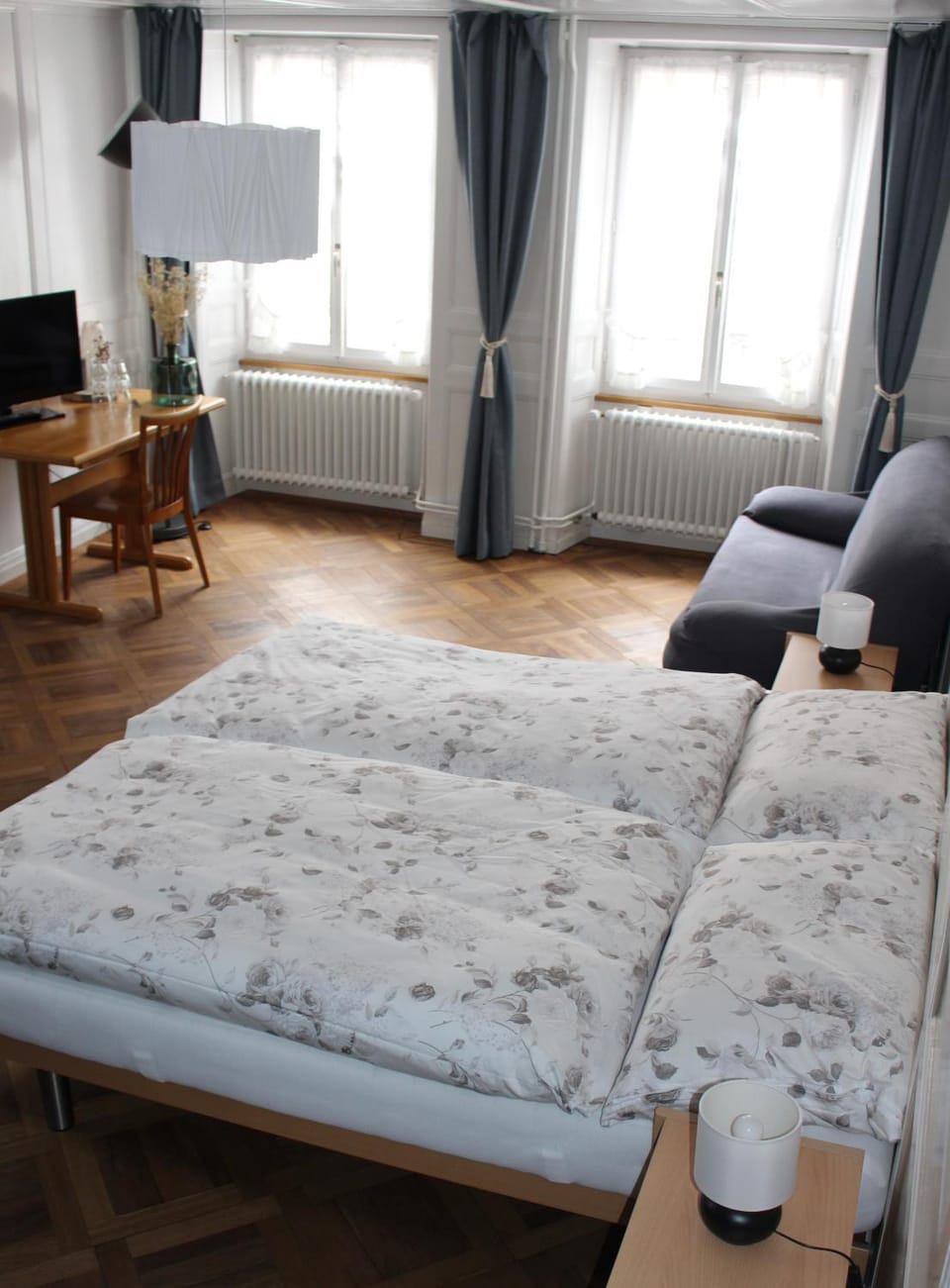 Bed, TV and multimedia, Photo of the whole room