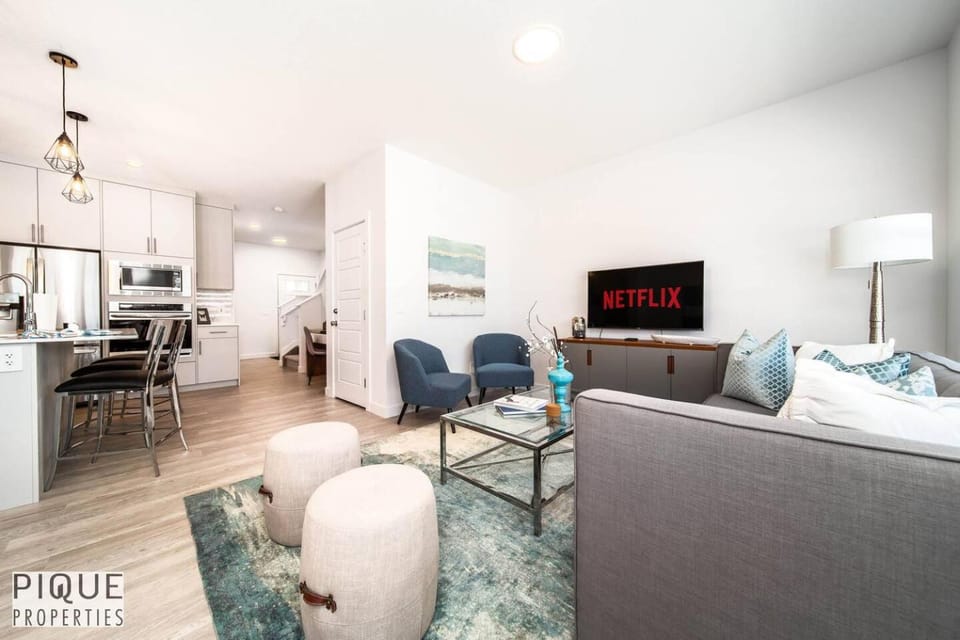 *New*Chic Modern Home*King bed*Foosball*Sleeps 8! House in Edmonton
