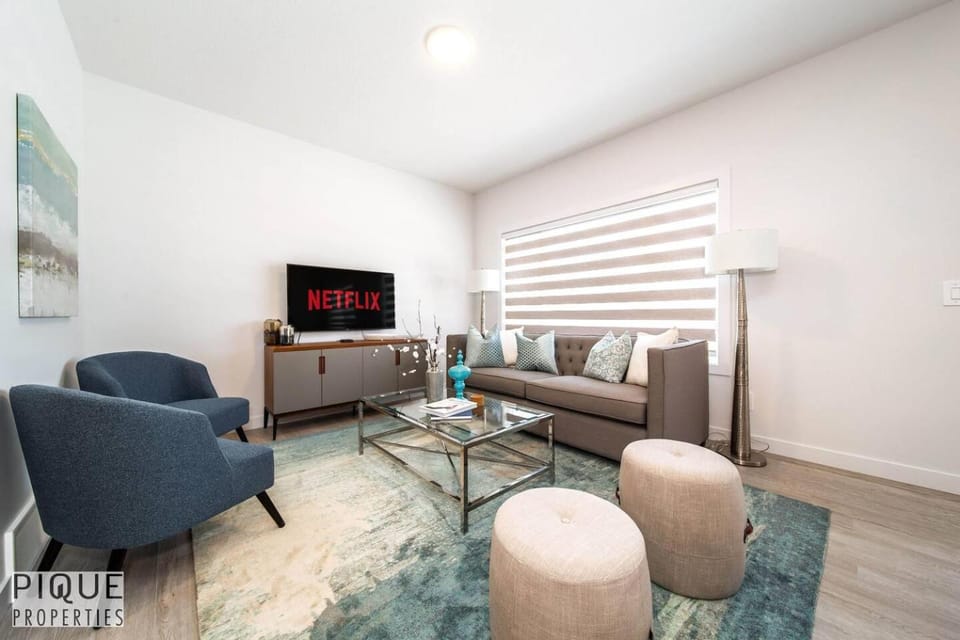 *New*Chic Modern Home*King bed*Foosball*Sleeps 8! House in Edmonton