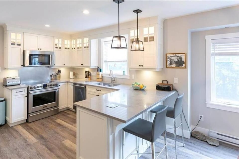 Coffee/tea facilities, Kitchen or kitchenette, Dining area, stove
