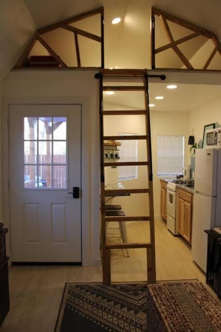 Agave Tiny House at Cactus Flower-Private Hot Tub-Pet Friendly-No Pet Fees! House in Albuquerque