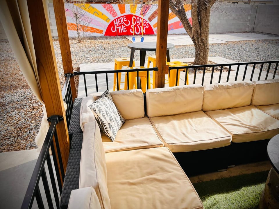 Casa Charleston-3BR-2Bath-Private HOT TUB-Pet Friendly-No Pet Fees! House in Albuquerque
