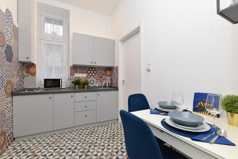 Kitchen or kitchenette, Dining area, minibar, stove