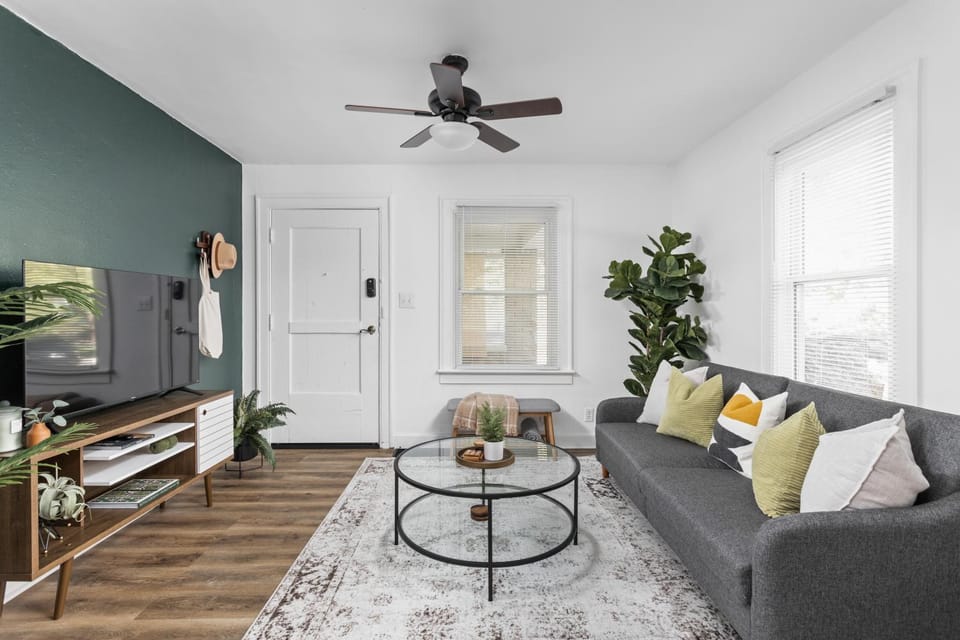 Comfy Indy Home NearButler-PetsOK-ConventionCTR10m House in Indianapolis
