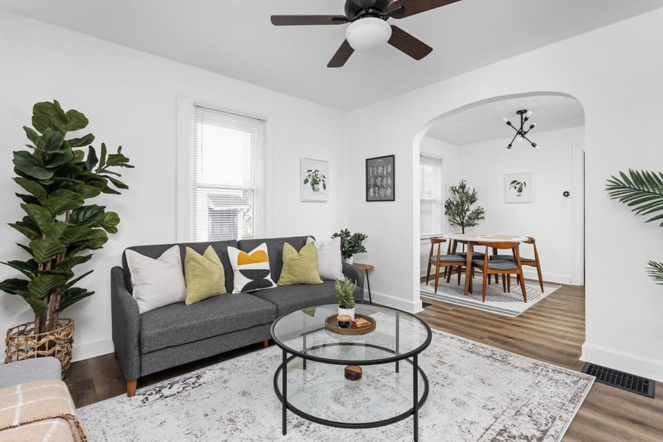 Comfy Indy Home NearButler-PetsOK-ConventionCTR10m House in Indianapolis