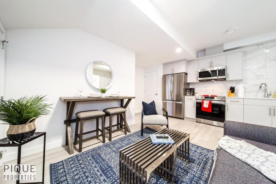 *NEW* Modern Suite King Bed! Netflix! Sleeps 4! Apartment in Edmonton