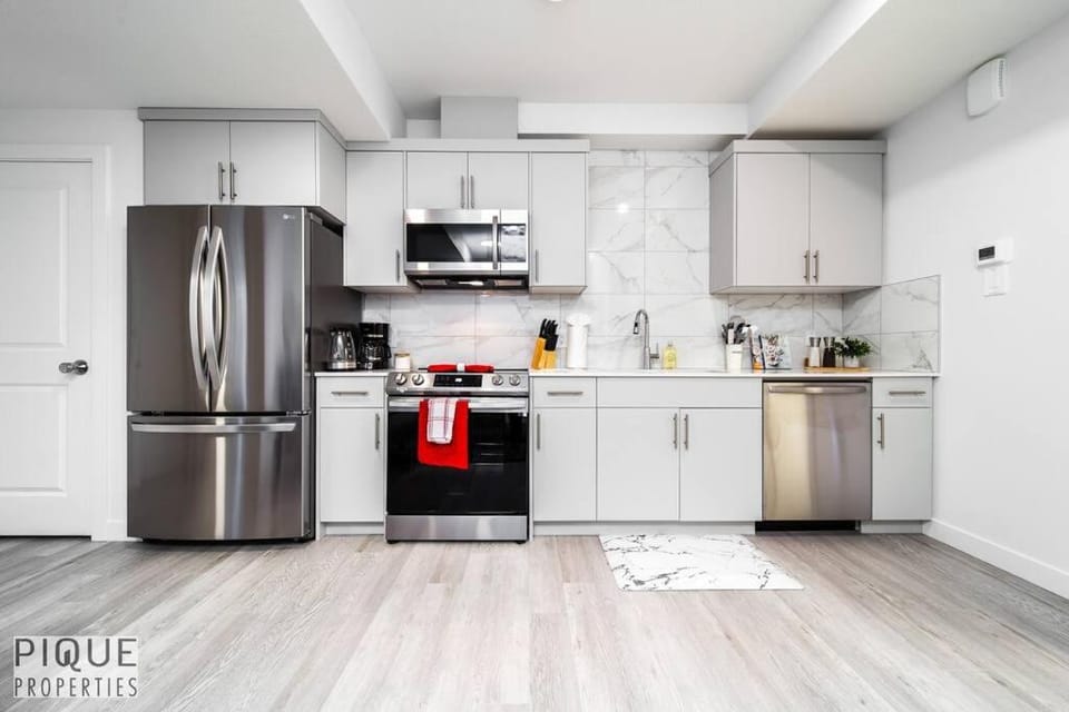 *NEW* Modern Suite King Bed! Netflix! Sleeps 4! Apartment in Edmonton