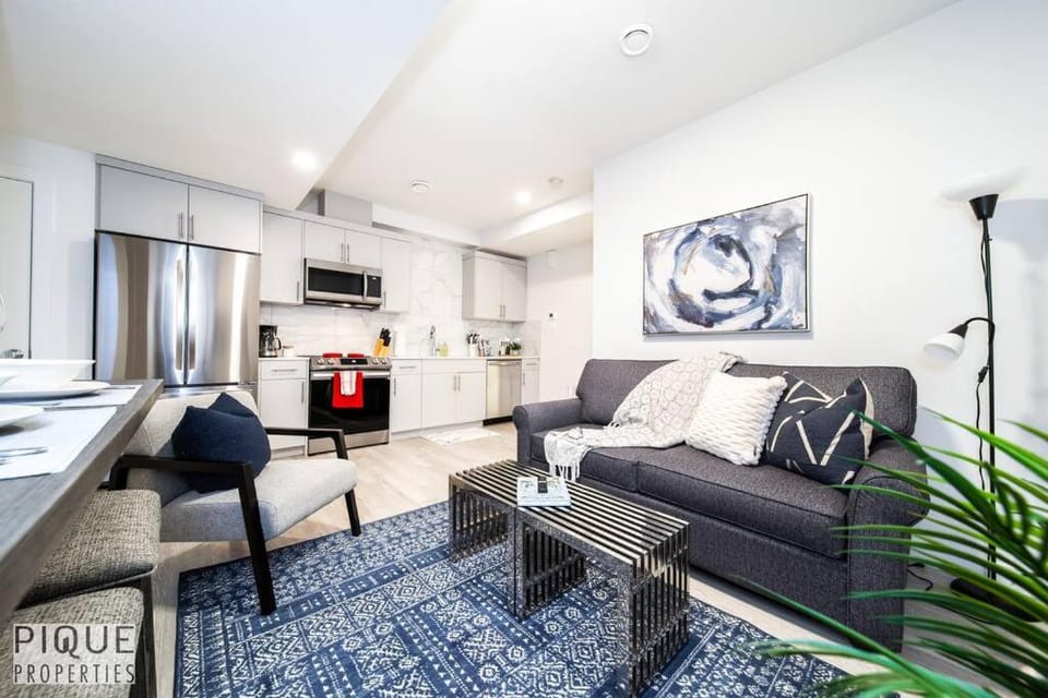 *NEW* Modern Suite King Bed! Netflix! Sleeps 4! Apartment in Edmonton