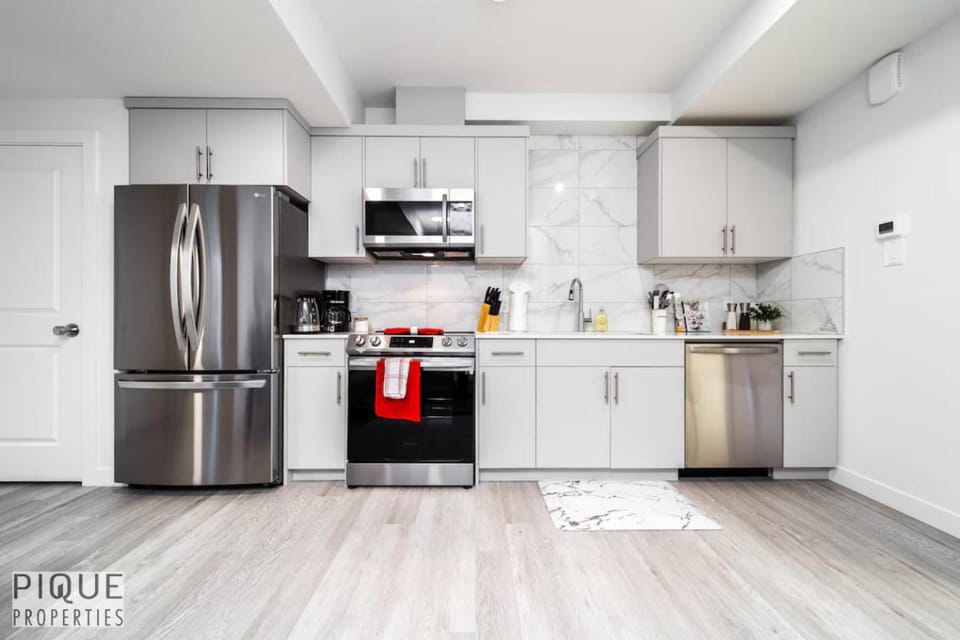 *NEW* Modern Suite King Bed! Netflix! Sleeps 4! Apartment in Edmonton