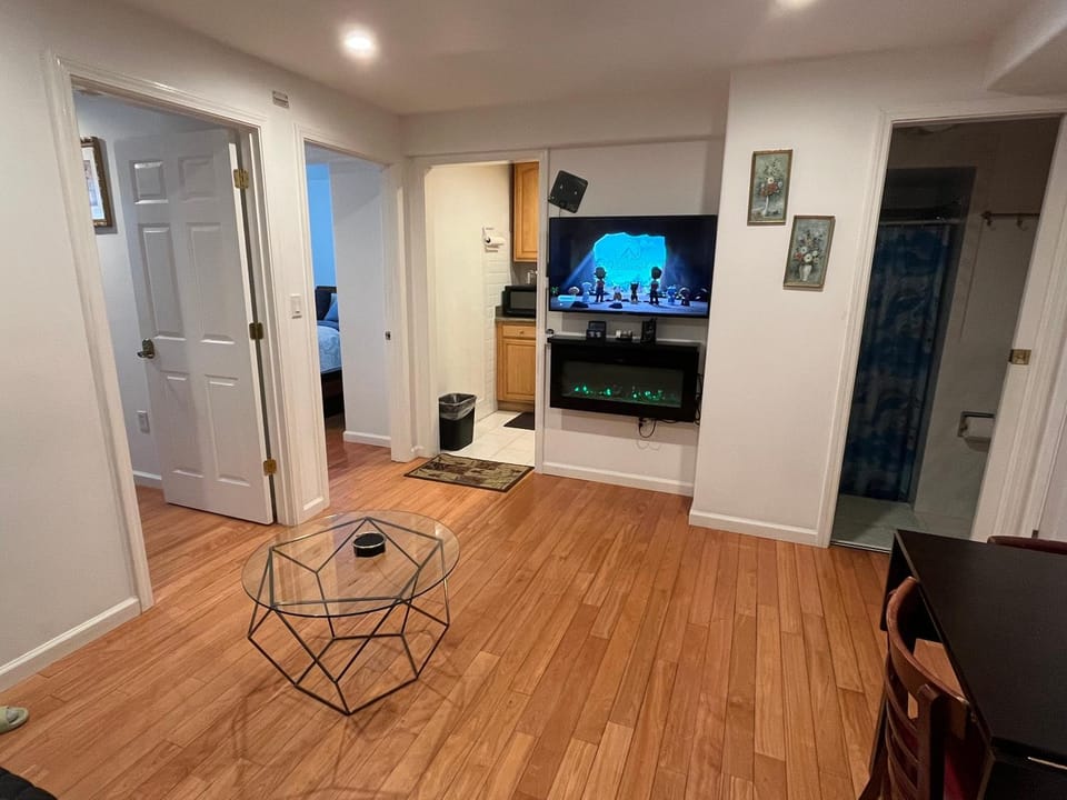 Communal lounge/ TV room, TV and multimedia, Living room, Evening entertainment