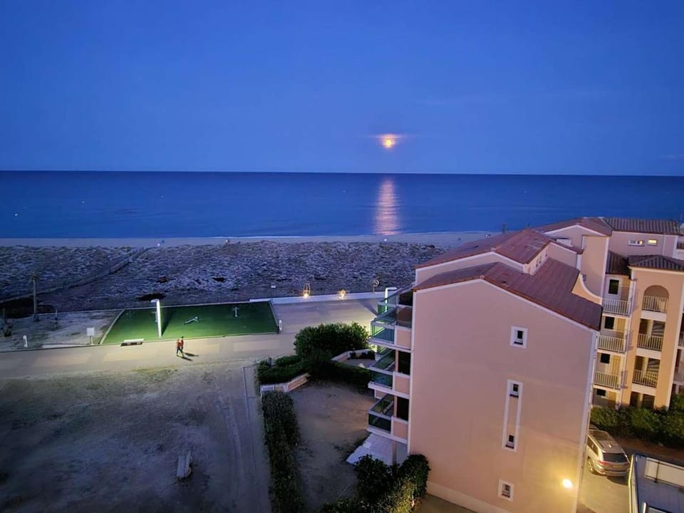 Appartement T3 rénové, 6 pers, face mer, parking, balcon, proche plages - FR-1-81-583 Apartment in Le Barcarès