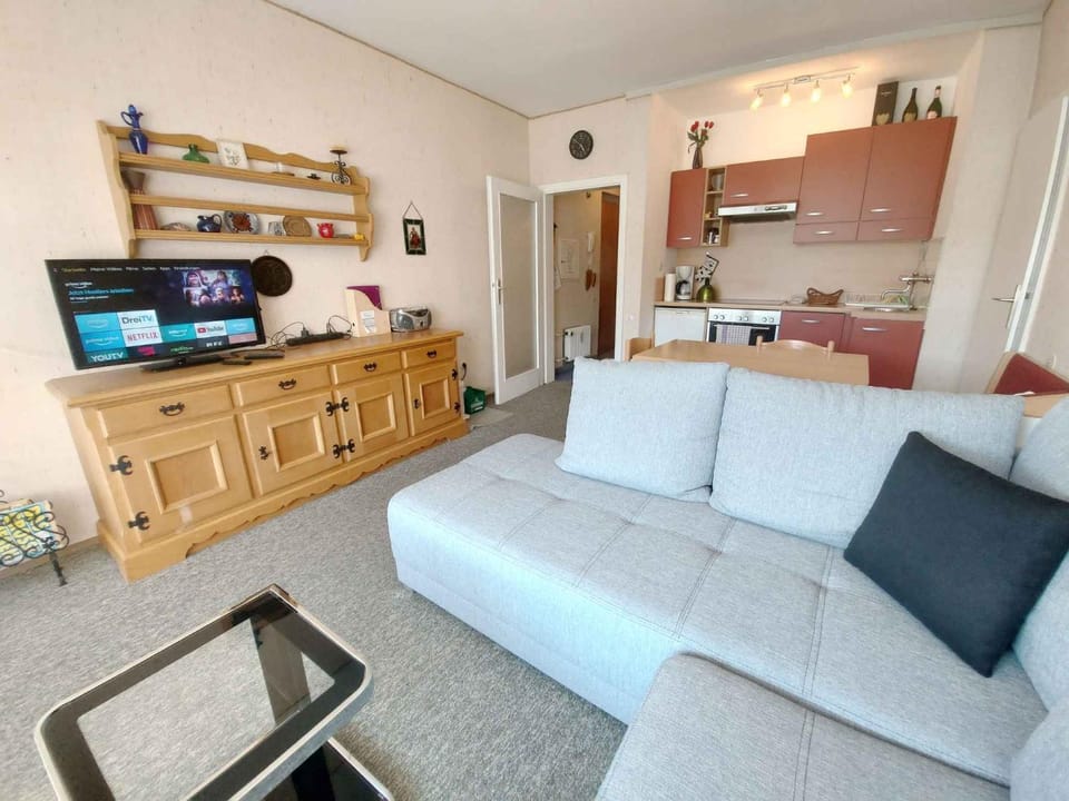 Summer, TV and multimedia, Seating area
