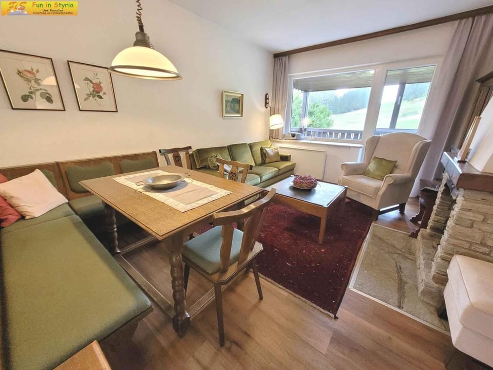 TV and multimedia, Living room, Seating area, Dining area, fireplace