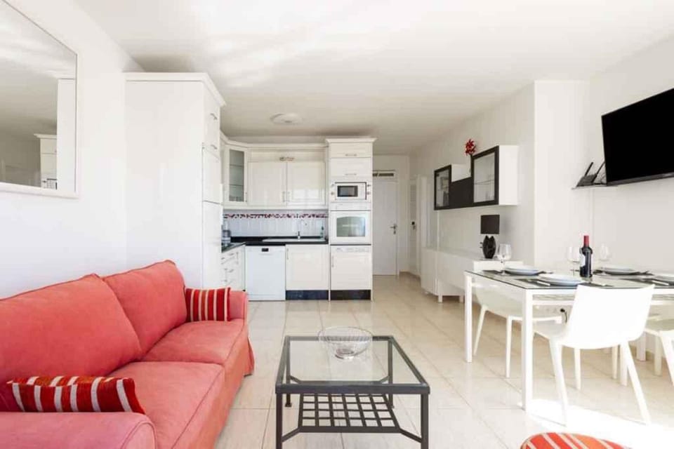 TV and multimedia, Kitchen or kitchenette, Living room, Seating area, Dining area