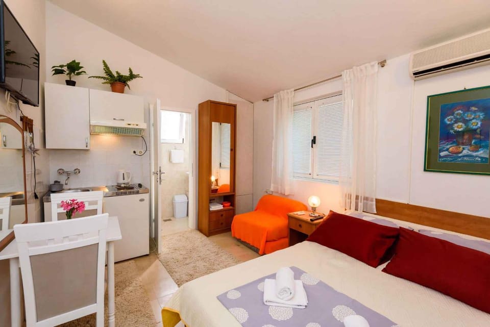 Bed, TV and multimedia, Kitchen or kitchenette, Seating area, air conditioner