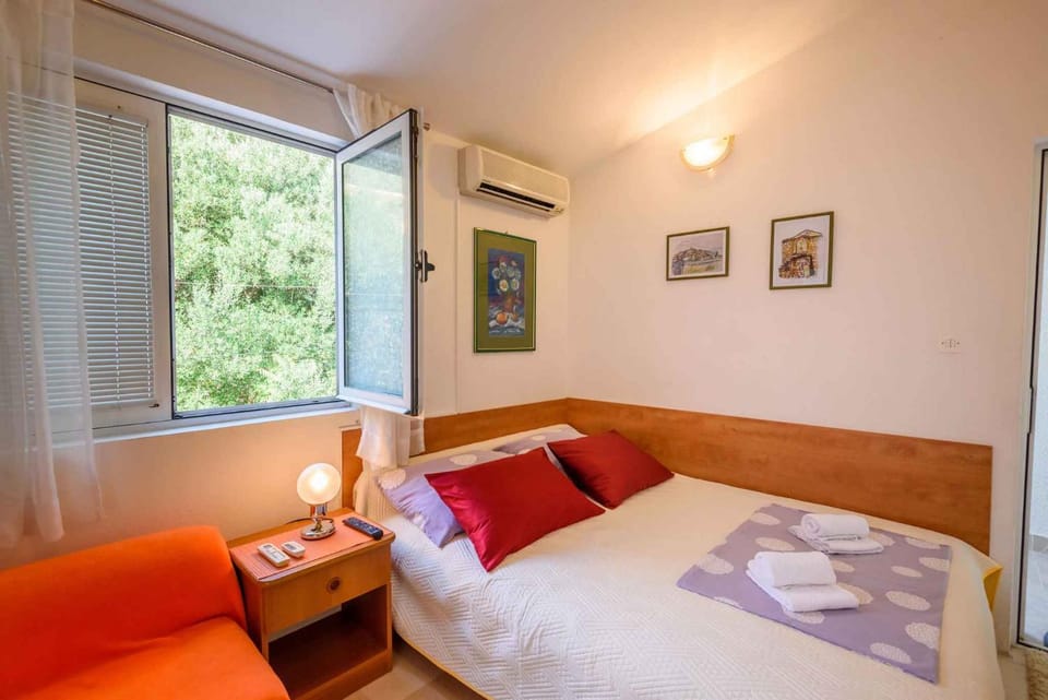 Bed, Seating area