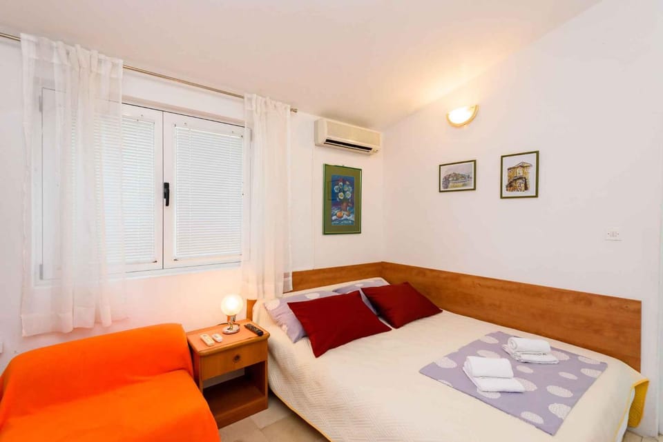 Bed, Seating area