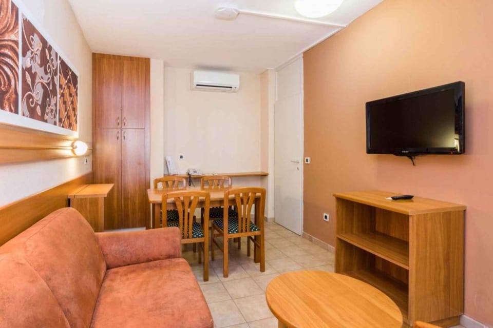 TV and multimedia, Living room, Seating area, Dining area