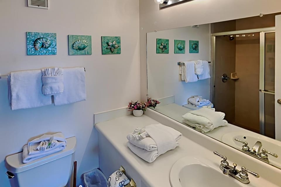 Toilet, Bathroom, towels