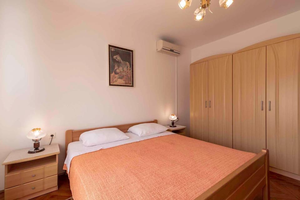 Bedroom, air conditioner