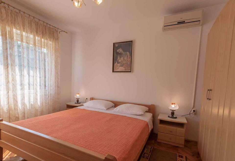 Bedroom, air conditioner