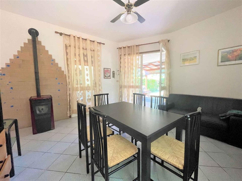 Living room, Seating area, Dining area, fireplace