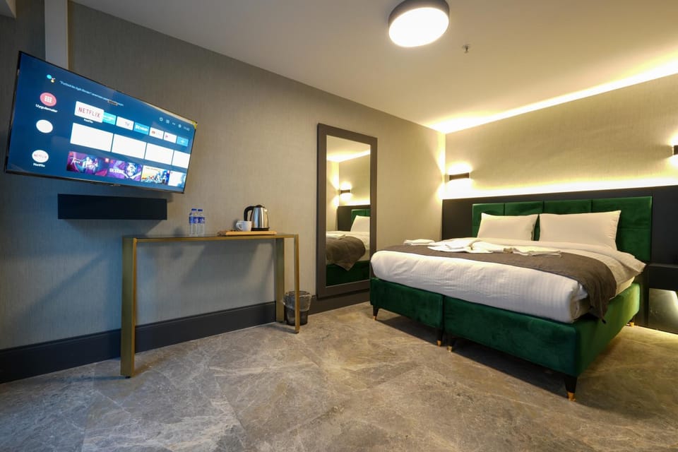 Bed, TV and multimedia, Photo of the whole room, Bedroom