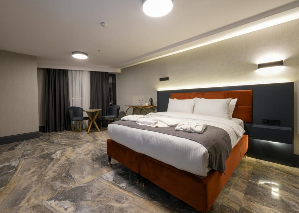 Bed, Living room, Photo of the whole room, Seating area, Bedroom
