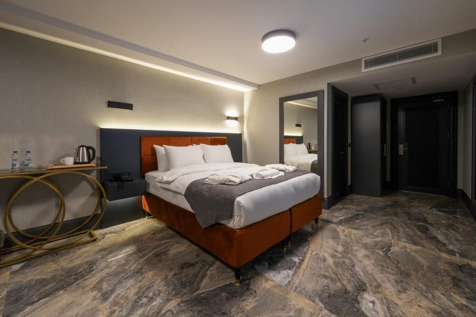 Bed, Bedroom, towels