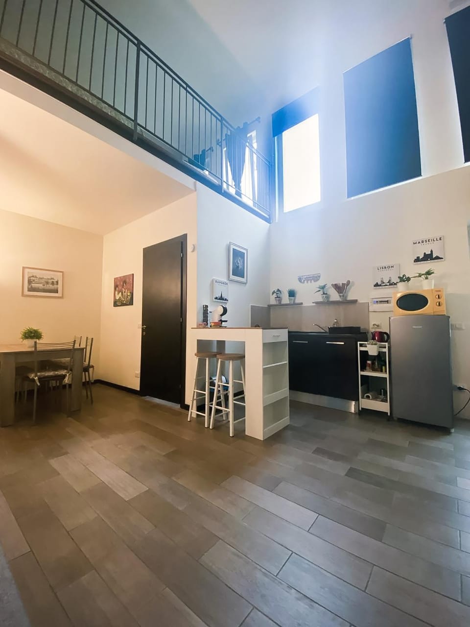 Kitchen or kitchenette, Living room, Seating area, Dining area
