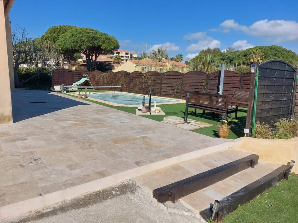 Appartement 45m2 climatisé 4 places indépendant dans villa avec piscine Apartment in Hyères