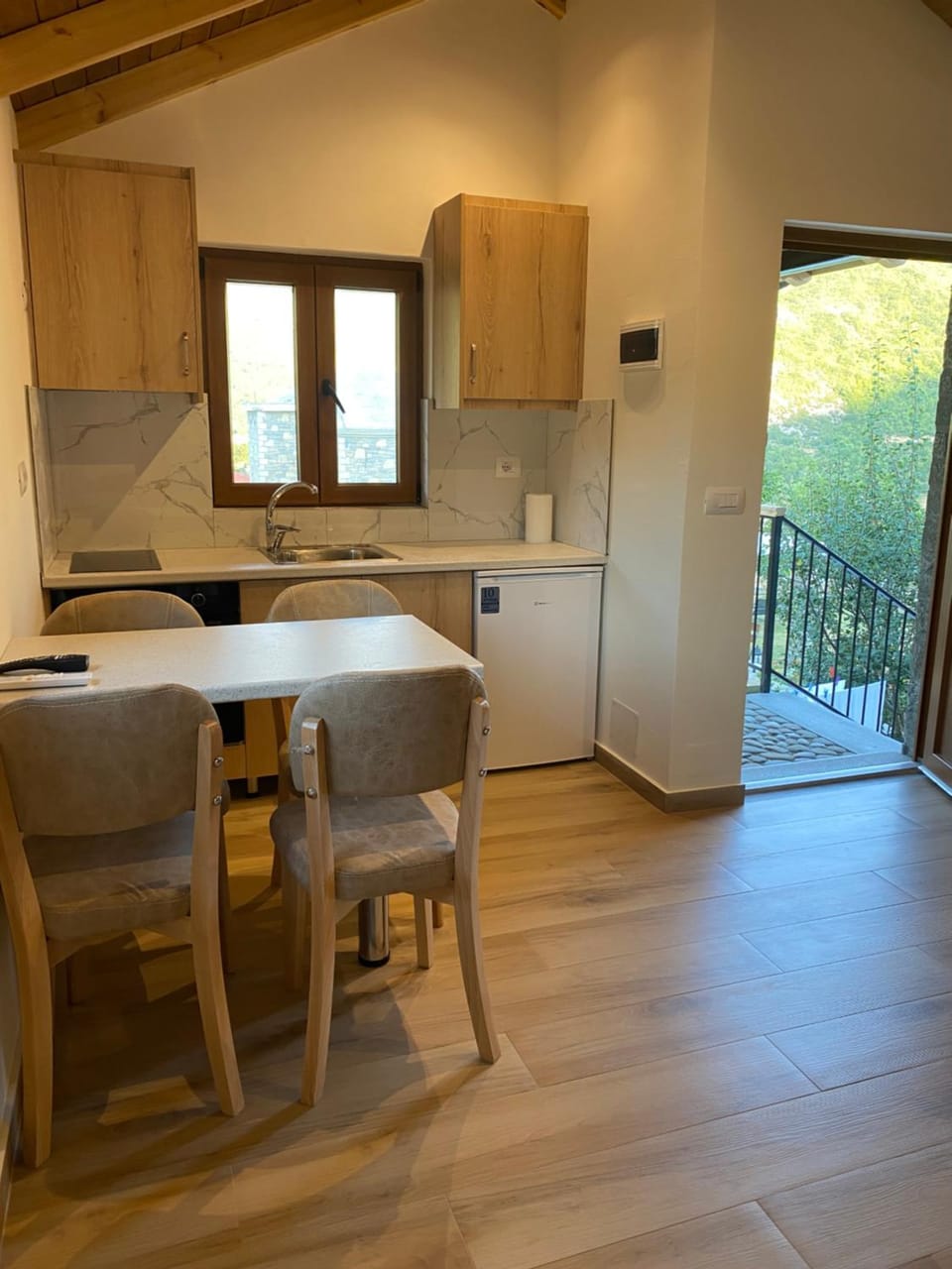 Kitchen or kitchenette, Dining area