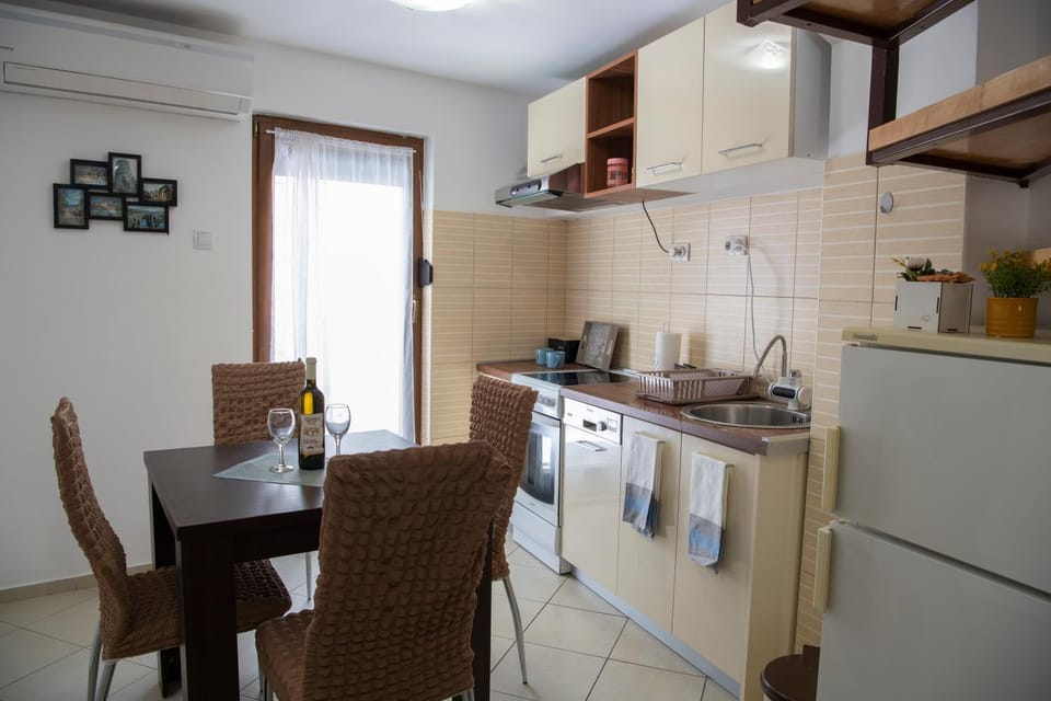 Kitchen or kitchenette, Dining area, dishwasher, pet friendly