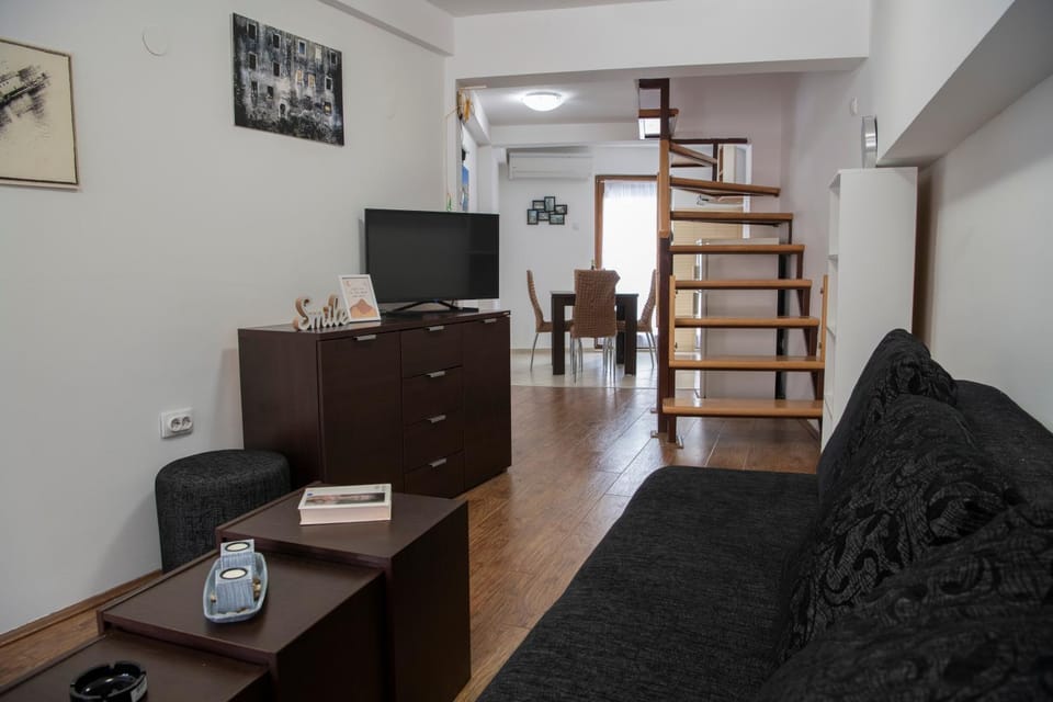 TV and multimedia, Living room, Seating area, Evening entertainment