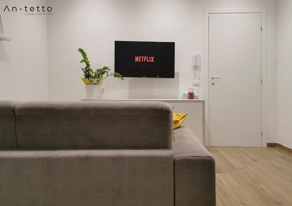 TV and multimedia, Living room, Seating area, Evening entertainment