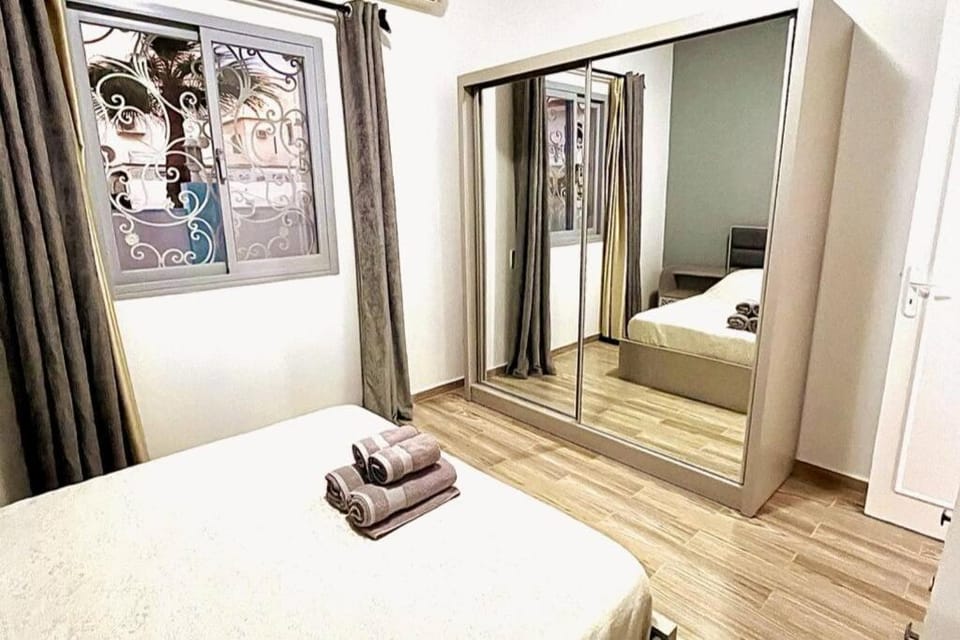 Photo of the whole room, Bedroom, wardrobe