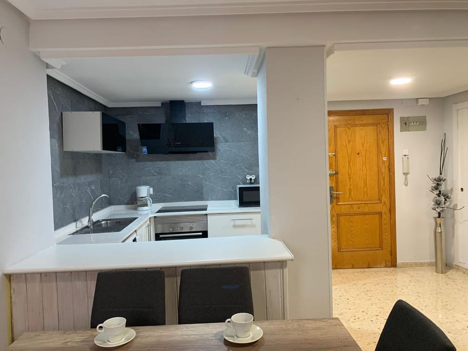 Kitchen or kitchenette, minibar