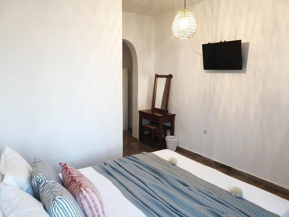 Bed, TV and multimedia, Photo of the whole room, Bedroom