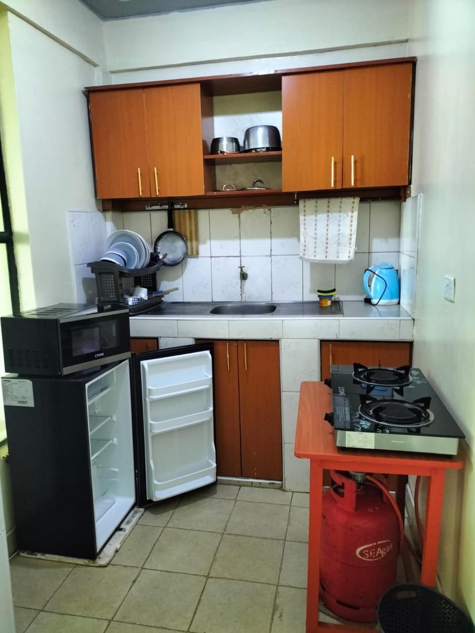 Kitchen or kitchenette, minibar, stove