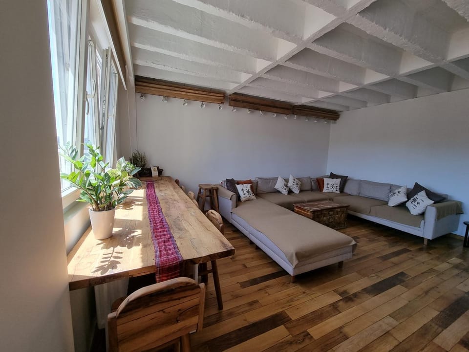 Bed, Living room, Photo of the whole room, Decorative detail, Seating area, Dining area