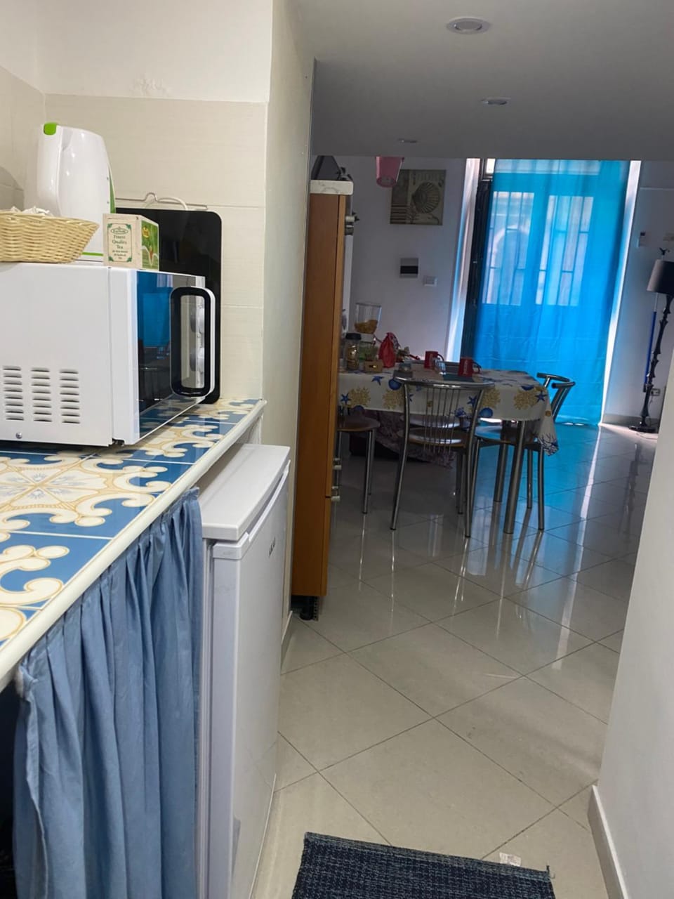 Coffee/tea facilities, Kitchen or kitchenette, oven, stove