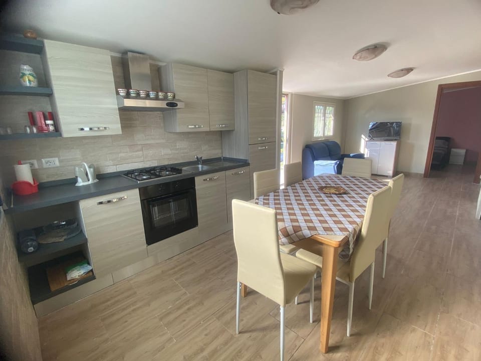 Kitchen or kitchenette, Dining area, stove